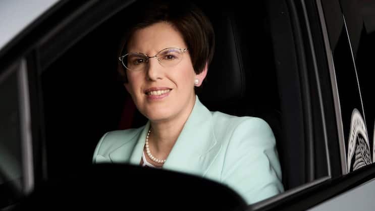 Frau am Sternen-Steuer: Merbag-Chefin Karin Stüber hält mühelos die Balance zwischen Autohandel und Sprachwissenschaft.