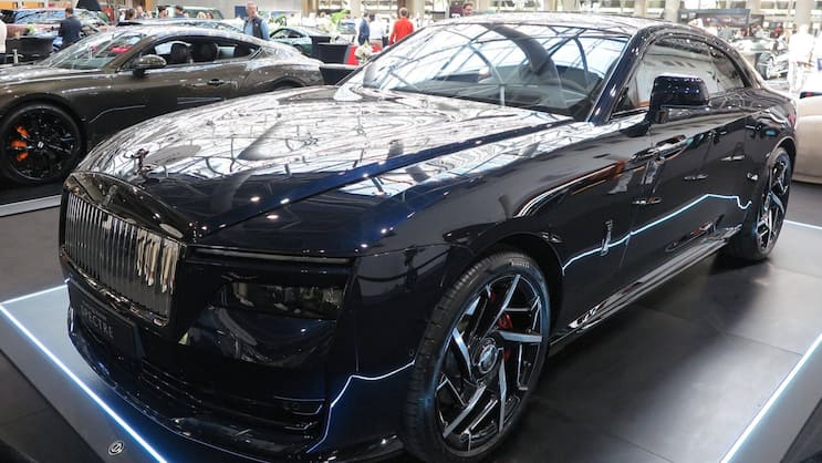 Bei den Black-Badge-Versionen des Rolls-Royce Spectre des Modelljahres 2026 erhalten der Pantheon-Kühlergrill und die „Spirit of Ecstasy“-Kühlerfigur eine dunkel eloxierte Oberfläche