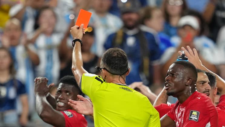 Der Schweizer Breel Embolo sah nach einer VAR-Überprüfung im Spiel gegen Argentinien die zweite Gelbe Karte und flog vom Platz.