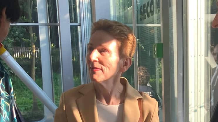 Maja Oeri, Urenkelin von Roche-Gründer Fritz Hoffmann-La Roche und Kunstmäzenin, bindet Sohn Melchior ein.