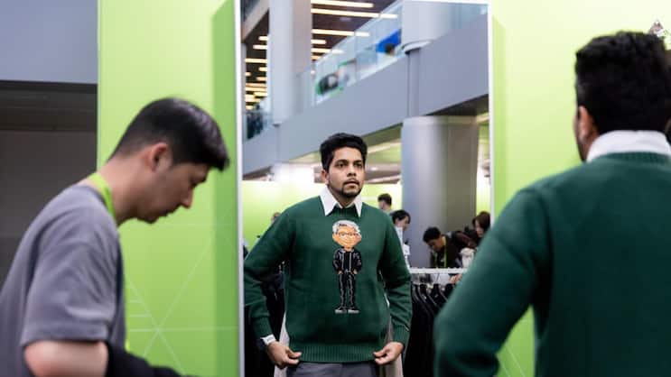 Hardik Nahata probierte während der jährlichen Konferenz von Nvidia im Merchandise-Shop einen Pullover von Jensen Huang an.