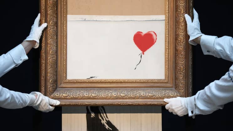Der einst anonym gebliebene Künstler hat sein bekanntestes Werk, «Girl with Balloon», halb zerkleinert; es trägt nun den neuen Titel «Love is in the Bin».