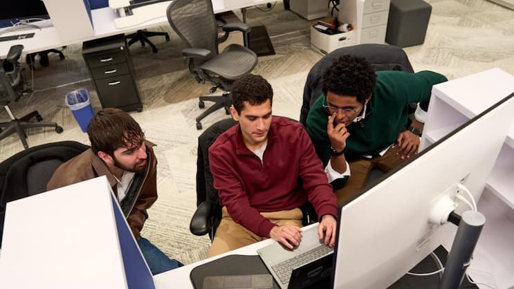 Andrew Castellano (Mitte) arbeitet mit Mitbegründer Nebiyu Demie (rechts) und ihrem Mitarbeiter Ryan Noorbakhsh (links) zusammen.