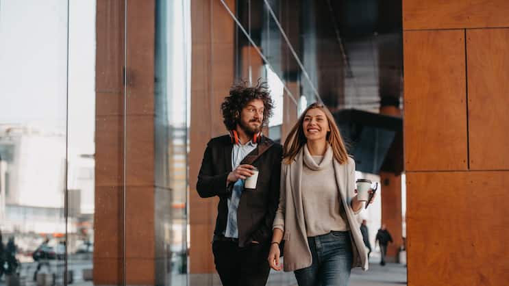 Instant-Genuss oder Investition? Bereits den Gegenwert von vier Coffee-to-go lässt sich in einen Fondssparplan einzahlen. Anlegen war noch nie so einfach. 