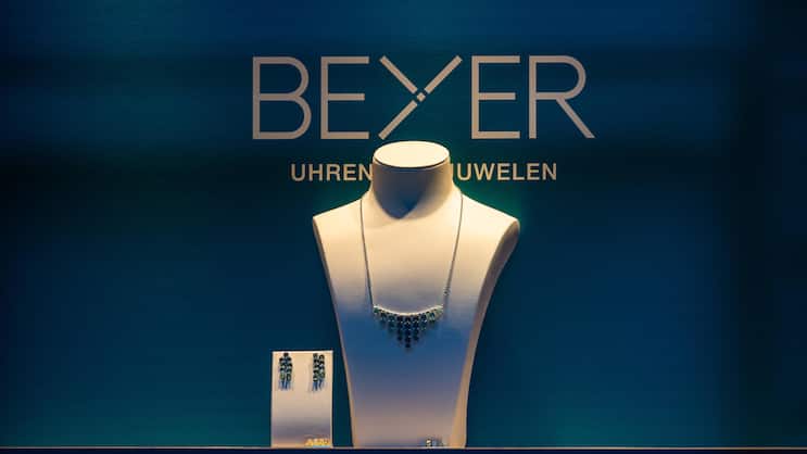 Blick in das Schaufenster von Beyer Schmuck und Juwelen an der Zürcher Bahnhofstrasse. (Zürich, Schweiz, 15.05.2022)