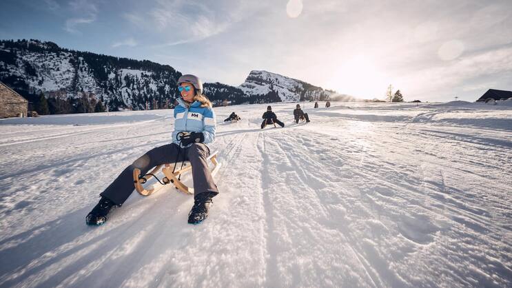 Prächtige Teststrecke: Das Team von BILANZ auf der Schlittelpiste von Iltios nach Unterwasser im Skigebiet Chäserrugg.