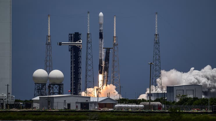 Eine SpaceX Falcon 9 Rakete startet vom Space Launch Complex 40 in der Cape Canaveral Space Force Station in Florida.