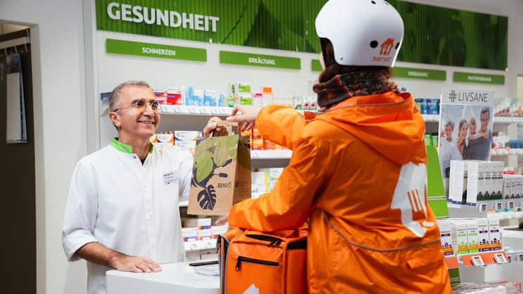In 45 Minuten liefern Kuriere Erkältungsmittel, Vitamine und anderes aus Benu-Apotheken.