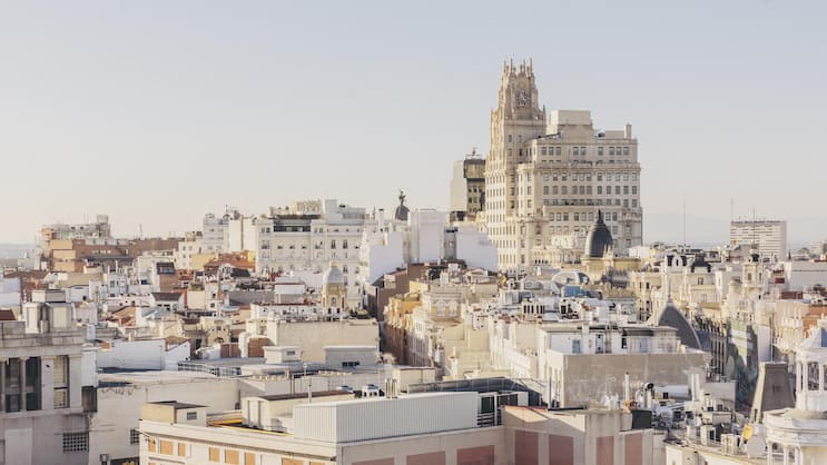 PULSIEREND ­Dynamisch, kreativ und multi-kulturell. Die Haupt-stadt Madrid streift ihre Zurückhaltung ab.
