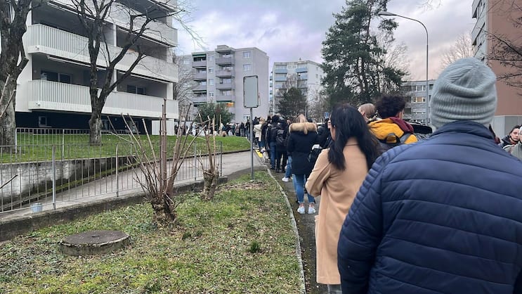 Die Schweiz steckt mitten in einer Wohnungsnot. Die Wohnungen in den Städten sind begehrt und teuer, da dort auch die meisten Arbeitsplätze sind.