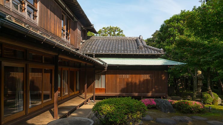 Garten des Kyu Asakura, ein traditionelles japanisches Haus aus der Taisho-Zeit, Kanto-Region, Tokio, Japan