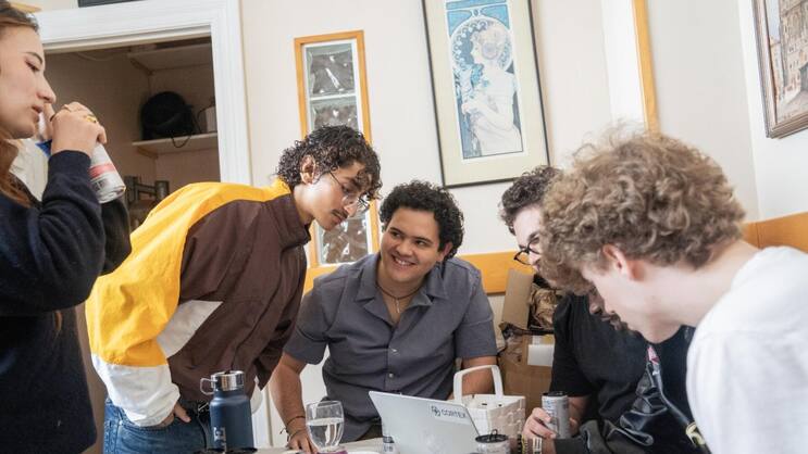 Leïa Ryan, Osama Radi, Hector Miranda Plaza, Nicolas Gertler und Oliver Hime bei einem Gespräch im Yale Hacker House in San Francisco
