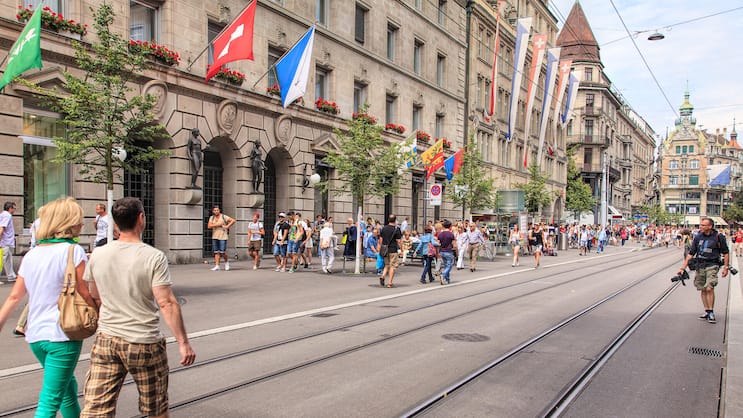 Belebte Einkaufsstrassen: Stationäre Läden sind weiterhin beliebt.