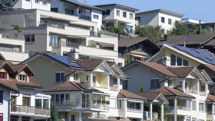 Wohnhäuser in Luzern: In der Schweiz bewegen sich die Hypothekarzinsen seit dem vergangenen Sommer auf tiefem Niveau seitwärts.