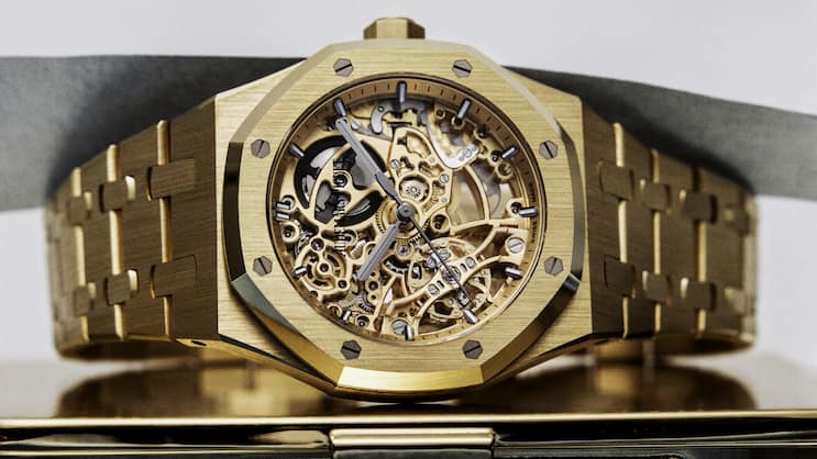 Die Audemars Piguets Royal Oak aus Roségold fasziniert mit skelettiertem Zifferblatt und zwei Unruhen im Kaliber 2903.