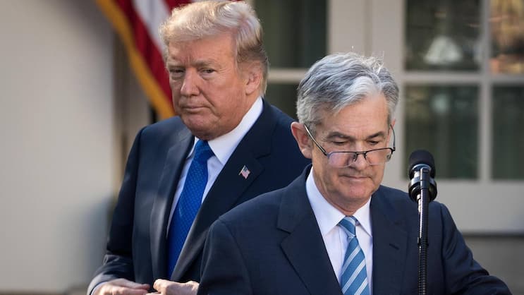 Bis Ende Jahr will Donald Trump (l.) über Fed-Chef Jerome Powells Nachfolge entscheiden. Eine heikle Personalie. Das Vertrauen in den Dollar und US-Treasuries steht auf dem Spiel.