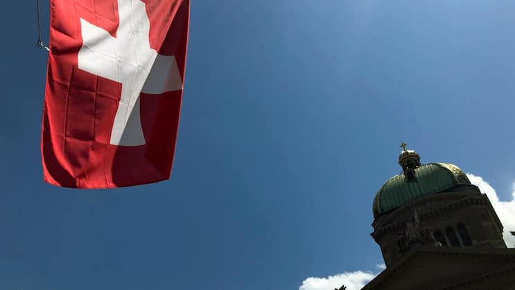 Schweizer Fahne vis-à-vis des Bundeshauses in Bern.