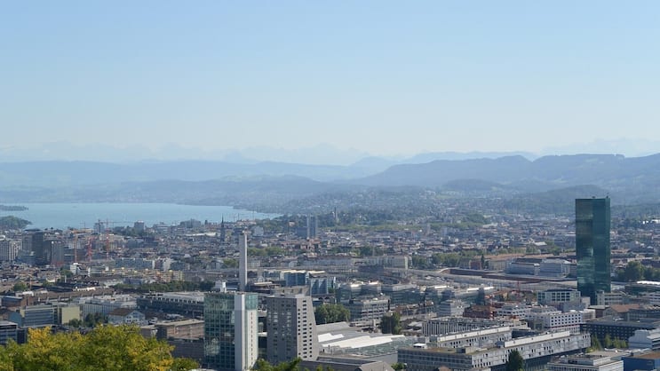 Blick auf die Stadt Zürich mit dem Zürichsee.