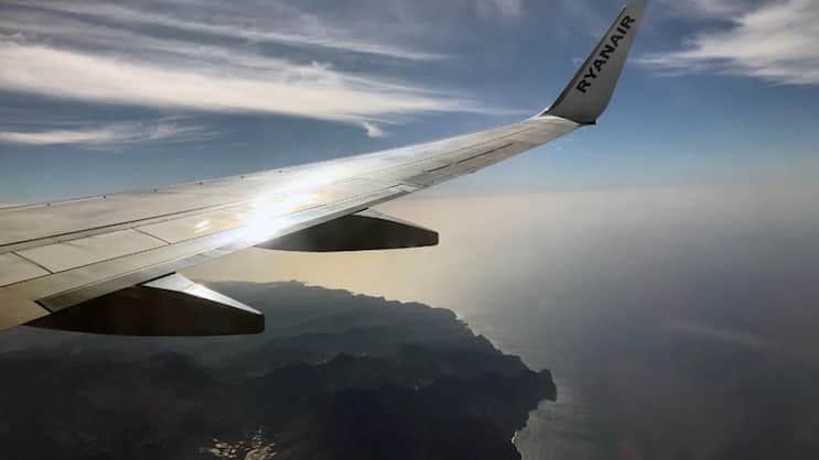 Eine Maschine von Ryanair über der kanarischen Insel Teneriffa.
