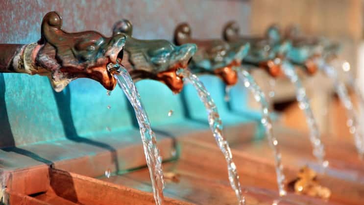 Wie die historischen Wasserspeier an diesem Brunnen schütten die Unternehmen grosszügig Dividende aus.