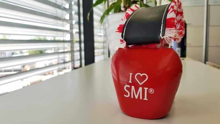 Eine Glocke, mit der die SIX für den Leitindex SMI wirbt.