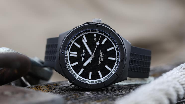Spitzenmodell in der Taucheruhren-Kollektion von Fortis ist die bis 500 Meter wasserdichte M-44 Marinemaster mit einem Chronometer-zertifizierten Werk von Kenissi. Das Gehäuse ist DLC-beschichtet – und hat bereits vor der Küste Floridas ein paar unvergessliche Tauchgänge geloggt. (Hier abgebildet die M-44 DLC Gravity Black).