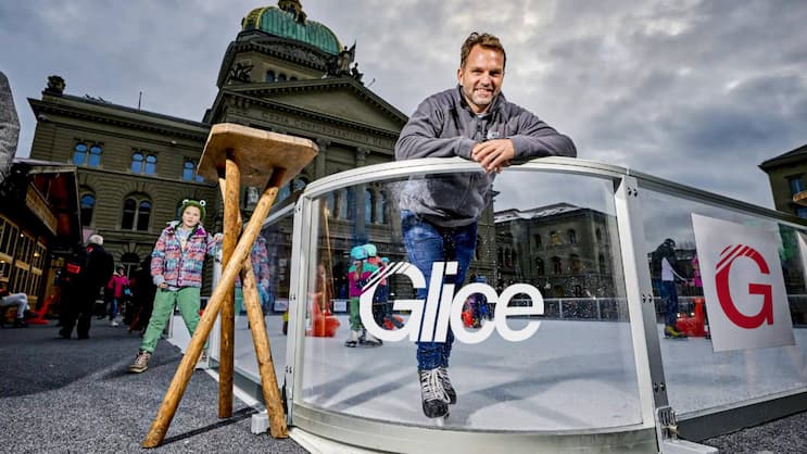 Bei warmen Temperaturen aufs Kunsteis vor dem Bundeshaus: Das ermöglicht der Gründer von Glice, Viktor Meier.