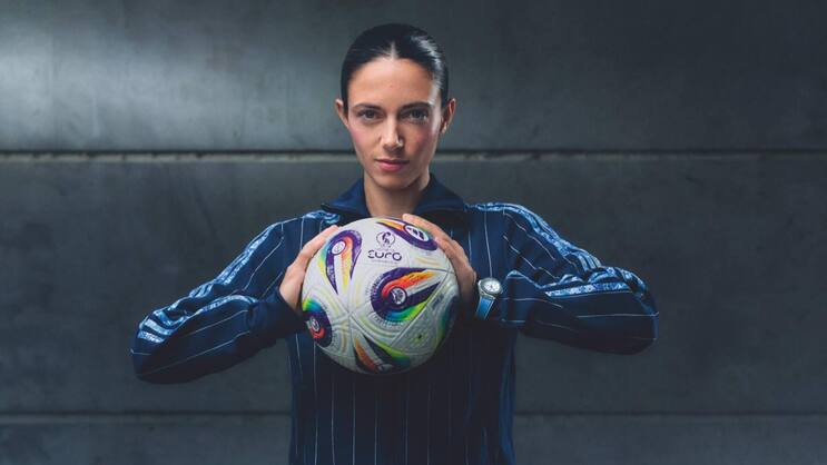 Top-Spielerin Aitana Bonmatí, spanische Weltmeisterin und zweifache Ballon-d’Or-Siegerin, trägt die Big Bang One Click Joyful in Blau.