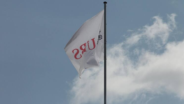 Eine Fahne mit dem Firmenlogo der UBS (2025).