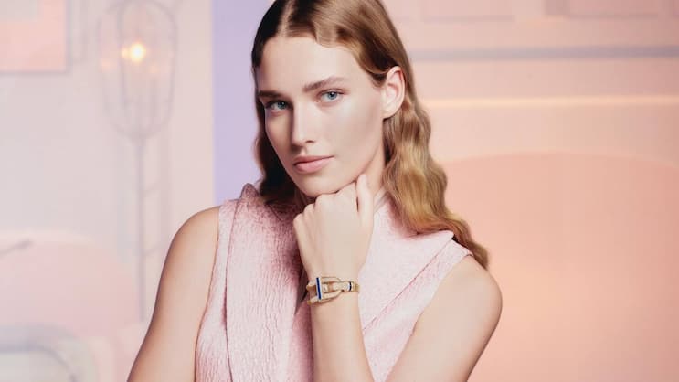 Van Cleef & Arpels Das Gehäuse dieser gelbgoldenen Cadenas ist mit Snow-Set-Diamanten und Saphiren verziert. Preis auf Anfrage.