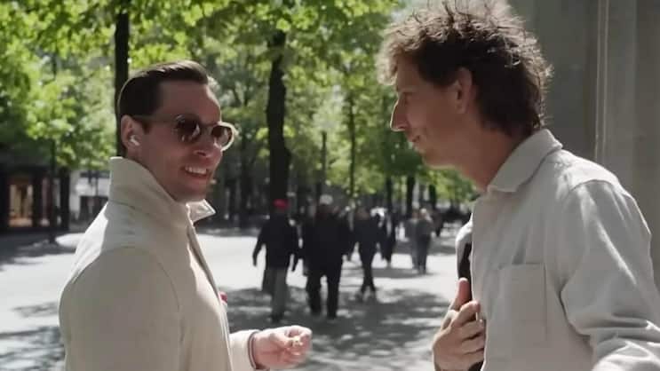 Bankangestellter Roman mit SRF-Reporter Donat Hofer in der Sendung «Donat auf Achse».