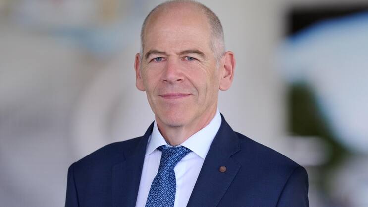 Hanspeter Mäder ist Fachspezialist für Transportversicherungen beim Schweizer Broker Kessler. Er berät und versichert Unternehmen bei der Absicherung globaler Warenströme.