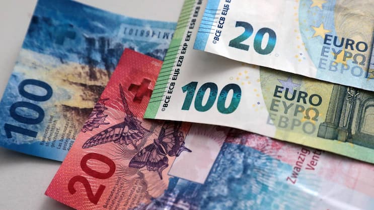 Euro- und Franken-Geldnoten.