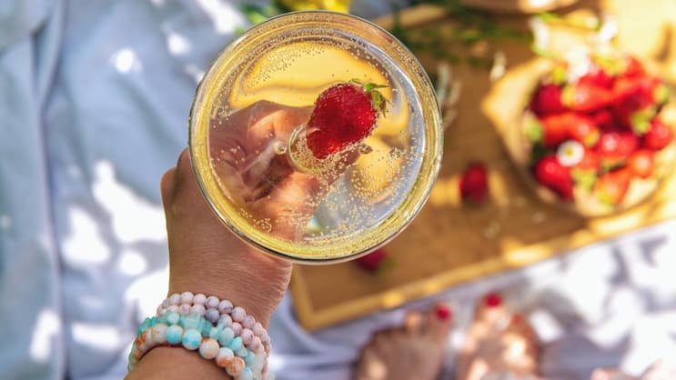 Erdbeeren und Schaumwein gelten als das Traumpaar. Noch perfekter wird es, wenn ein bisschen Restsüsse mit im Spiel ist.