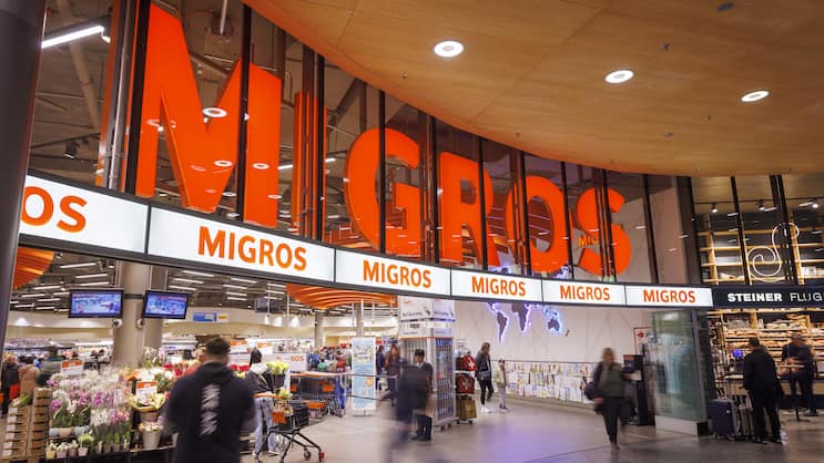 Die Migros-Gruppe fährt im Geschäftsjahr 2025 einen Gewinn von satten 1133 Millionen Franken ein. Im Bild die Filiale am Flughafen Zürich.