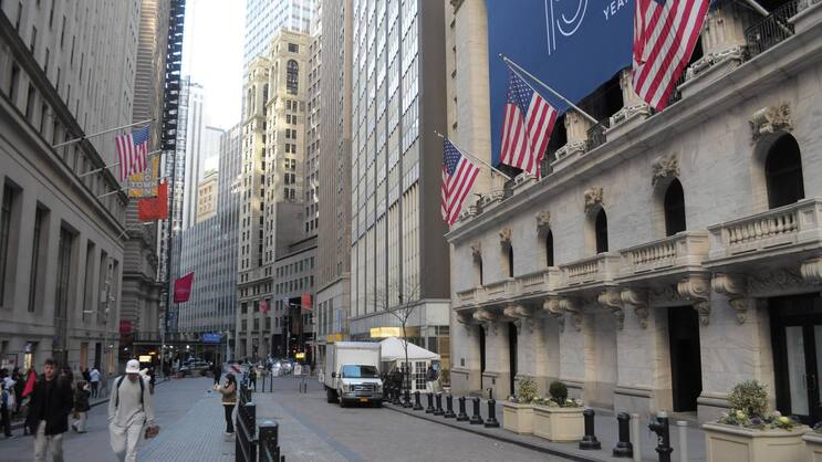 Passanten vor der New Yorker Wall Street (USA, 17. Februar 2025).