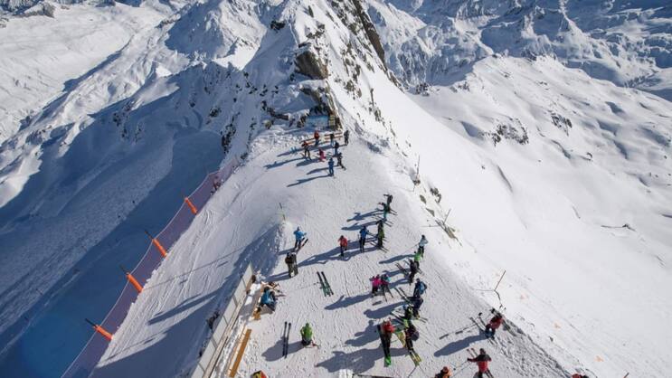 Der Gemsstock ob Andermatt, seit Mitte November geöffnet, schneesicher und seit Januar auch sonnig: Auf fast 3000 Metern kurven vor allem geübte Wintersportler und Freerider.