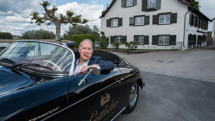CEO Dieter Bachmann zeigt, wie man die Gottlieber Hüppen auch geniessen kann: im Firmen-Porsche direkt am Bodensee.