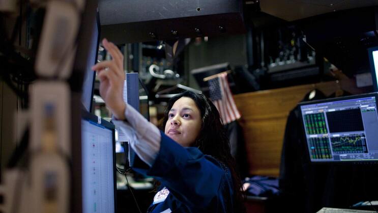 Eine Händlerin prüft ihren Monitor auf dem Parkett der New York Stock Exchange.