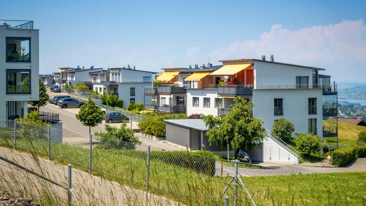 Wohnquartier in Schindellegi SZ - Wer ein Haus im Wert von acht Millionen erbt, muss plötzlich 150'000 Franken bar auf den Tisch legen. Steuerexpertinnen warnen vor dem Plan, der Hausbesitzer in die Enge treibt