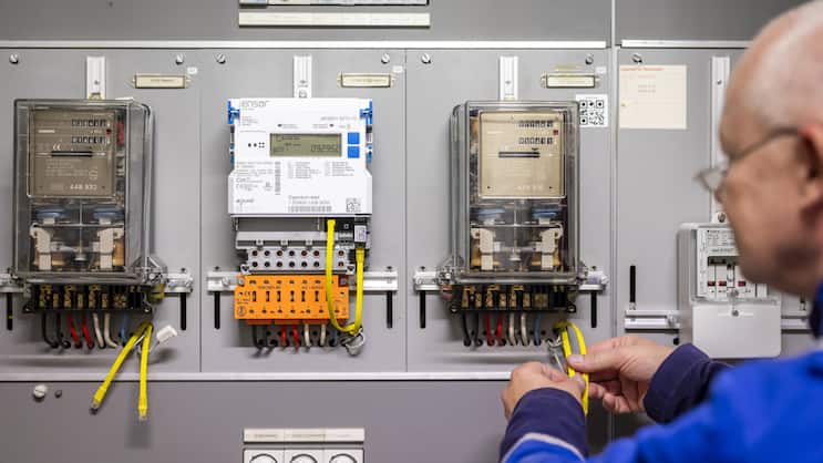 Erst wird gezählt, dann abgerechnet. Ein Monteur installiert im Auftrag des Elektrizitätswerks der Stadt Zürich (EWZ) einen smarten Stromzähler (2024).