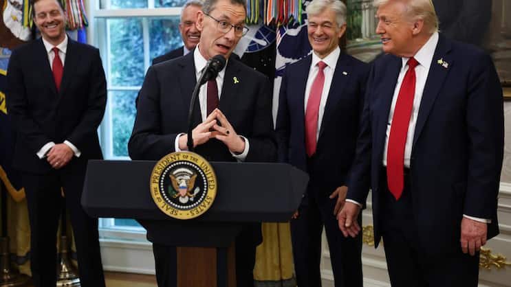 Trump liebt die grosse Geste – und Pfizer-Chef Albert Bourla liefert: Fototermin zum Abschluss des Abkommens im Weissen Haus.