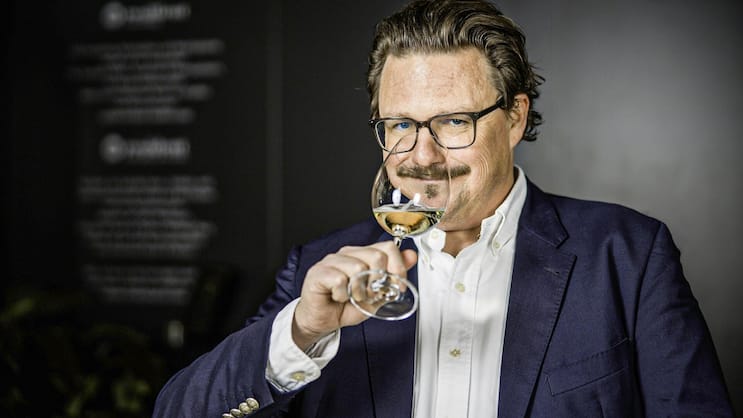 Tobias Gysi ist Schweizer Weinakademiker und -sommelier.