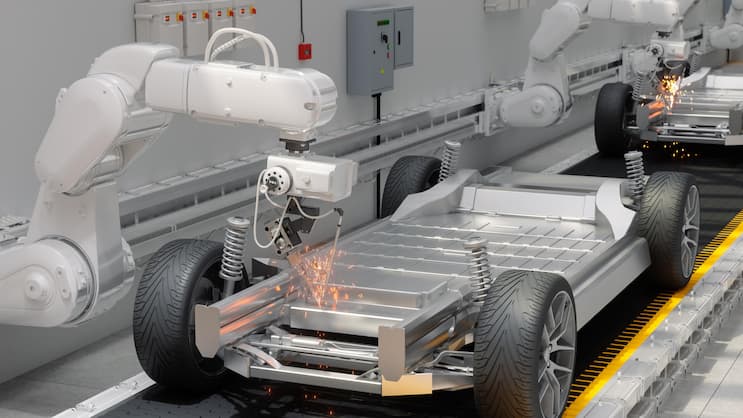 Montage eines E-Autos durch einen Roboter.