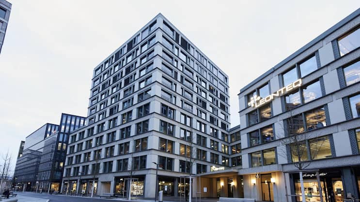 Eng wird es am Hauptsitz an der Europaallee in Zürich nicht. Um Kosten zu sparen, wird in der Schweiz Personal abgebaut. Nearshoring ist angesagt. In Portugal sucht man Personal.