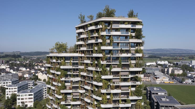 So könnte in der Zukunft gebaut werden: Das Wohnhaus Aglaya in Rotkreuz ZG kühlt durch seine helle Fassade und Rundumbegrünung.