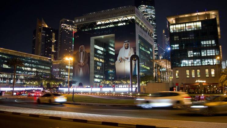 The Gate war das erste Bürogebäude in Dubais Finanzquartier DIFC. Aktuell ist es geschmückt mit den Porträts der zwei Gründerväter der Vereinigten Arabischen Emirate: der verstorbenen Emire Zayid bin Sultan Al Nahyan (r.) und Raschid bin Said al-Maktum.