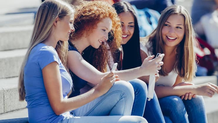 Vier junge Frauen im Gespräch.