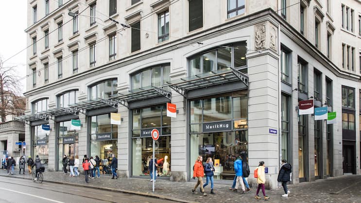 So sah das Stammhaus von Musik Hug vor 2024 aus. Seither belegt Sportartikelhersteller On die Frontseite.