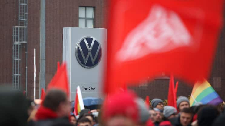 Die Belegschaft von VW ist nicht glücklich über die vorgesehenen Sparmassnahmen.